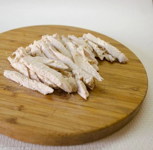 Вареное мясо на деревянной доске